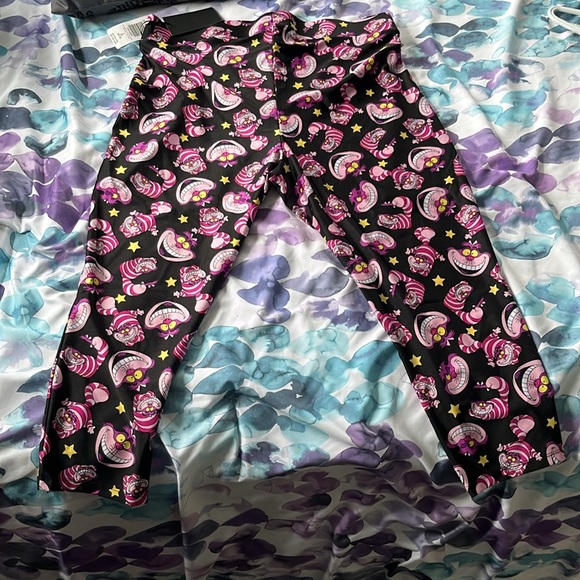 NWT Disney Alice in Wonderland Platinum Capri Legging-Liquid Black Cheshire Cat - Picture 10 of 10